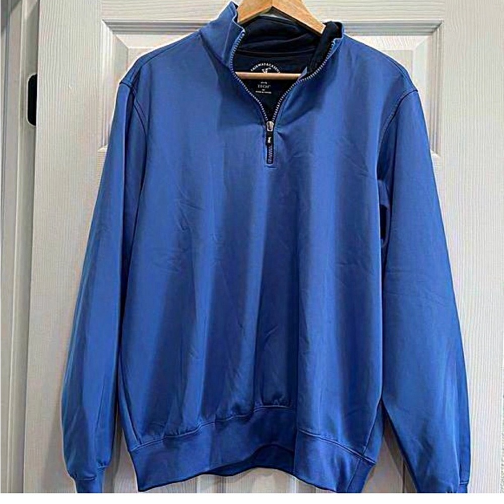 Blue fairway and greene pull over